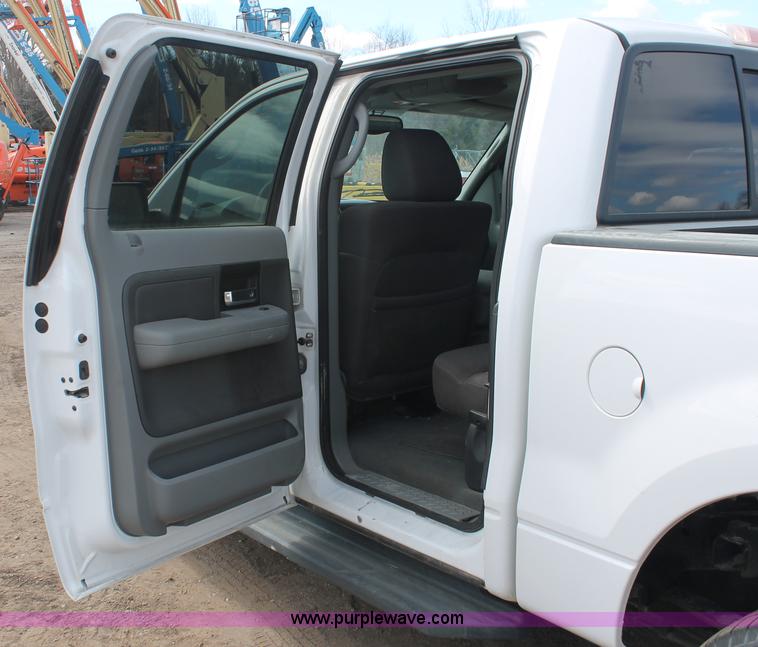 image for item E3273 2004 Ford F150 XLT SuperCrew pickup truck