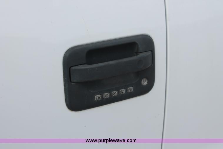 image for item E3273 2004 Ford F150 XLT SuperCrew pickup truck