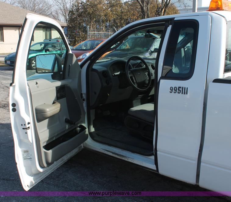 image for item E3277 2005 Ford F150 XL pickup truck