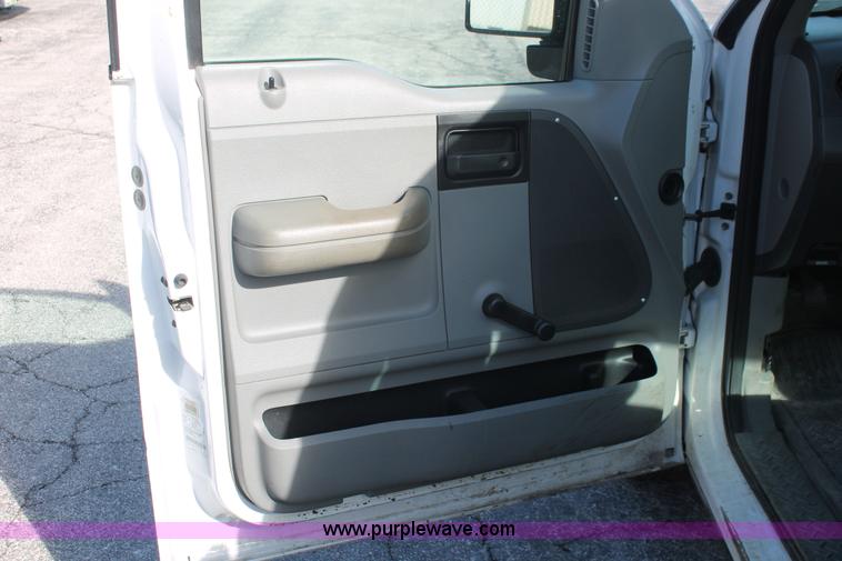 image for item E3277 2005 Ford F150 XL pickup truck