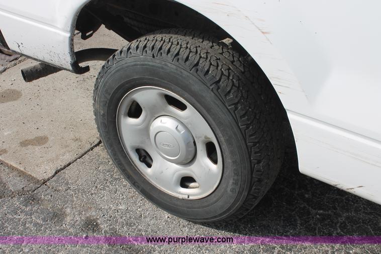 image for item E3277 2005 Ford F150 XL pickup truck