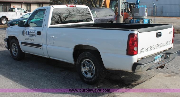 image for item E3278 2003 Chevrolet Silverado 1500 pickup truck