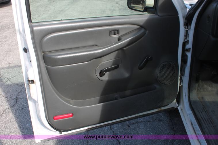 image for item E3278 2003 Chevrolet Silverado 1500 pickup truck