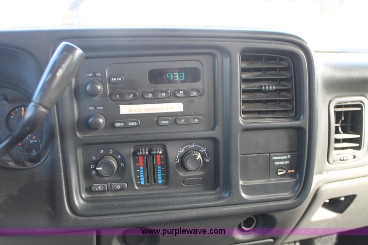image for item E3278 2003 Chevrolet Silverado 1500 pickup truck