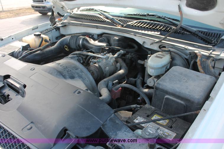 image for item E3278 2003 Chevrolet Silverado 1500 pickup truck