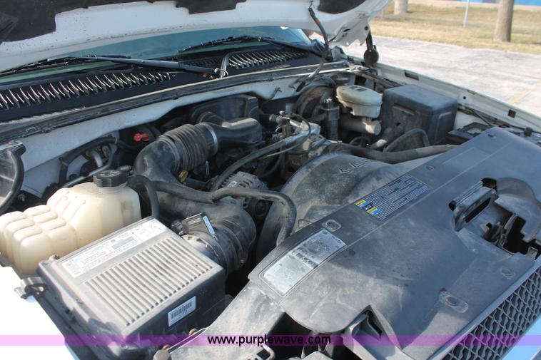 image for item E3278 2003 Chevrolet Silverado 1500 pickup truck