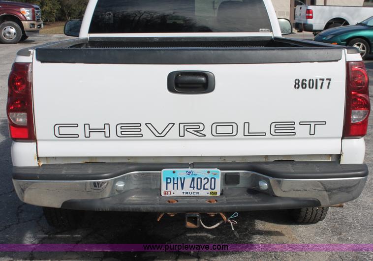 image for item E3278 2003 Chevrolet Silverado 1500 pickup truck