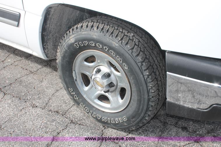 image for item E3278 2003 Chevrolet Silverado 1500 pickup truck