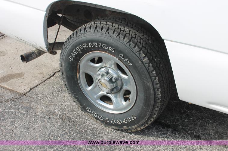 image for item E3278 2003 Chevrolet Silverado 1500 pickup truck