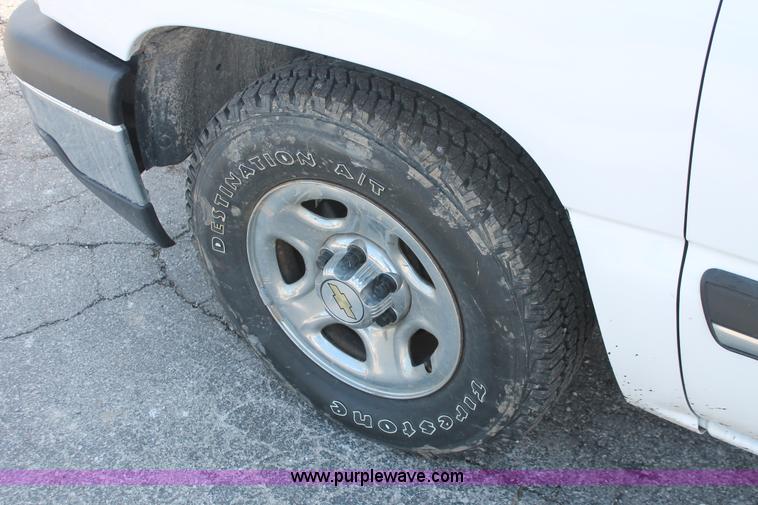 image for item E3278 2003 Chevrolet Silverado 1500 pickup truck