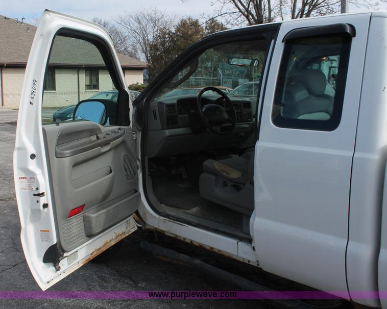 image for item E3280 2004 Ford F250 XL SuperCab pickup truck