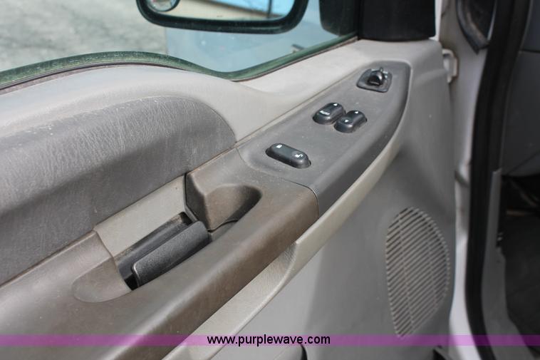 image for item E3280 2004 Ford F250 XL SuperCab pickup truck