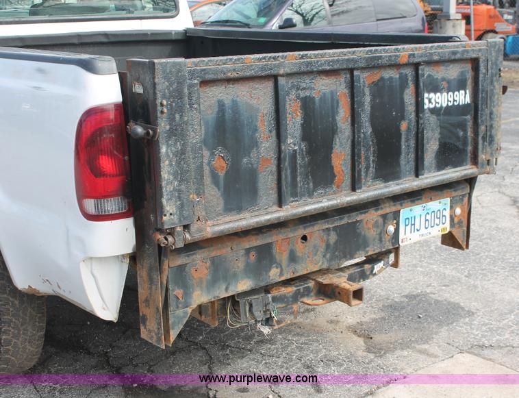 image for item E3280 2004 Ford F250 XL SuperCab pickup truck