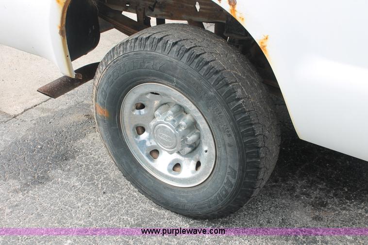 image for item E3280 2004 Ford F250 XL SuperCab pickup truck