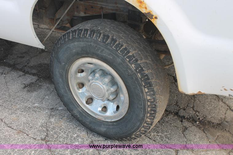 image for item E3280 2004 Ford F250 XL SuperCab pickup truck