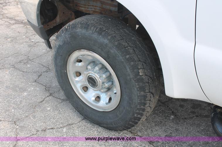 image for item E3280 2004 Ford F250 XL SuperCab pickup truck