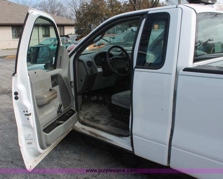 image for item E3281 2006 Ford F150 XL pickup truck