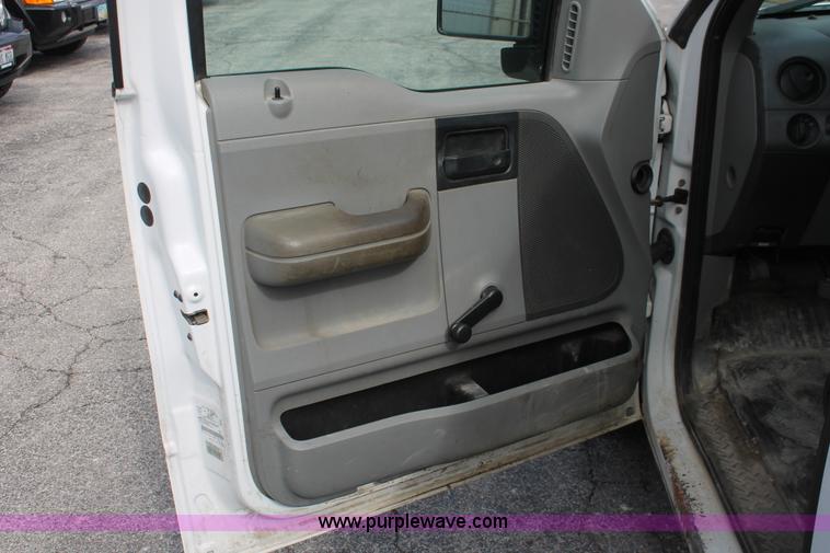 image for item E3281 2006 Ford F150 XL pickup truck