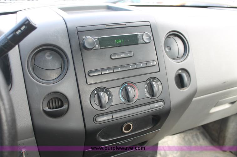 image for item E3281 2006 Ford F150 XL pickup truck