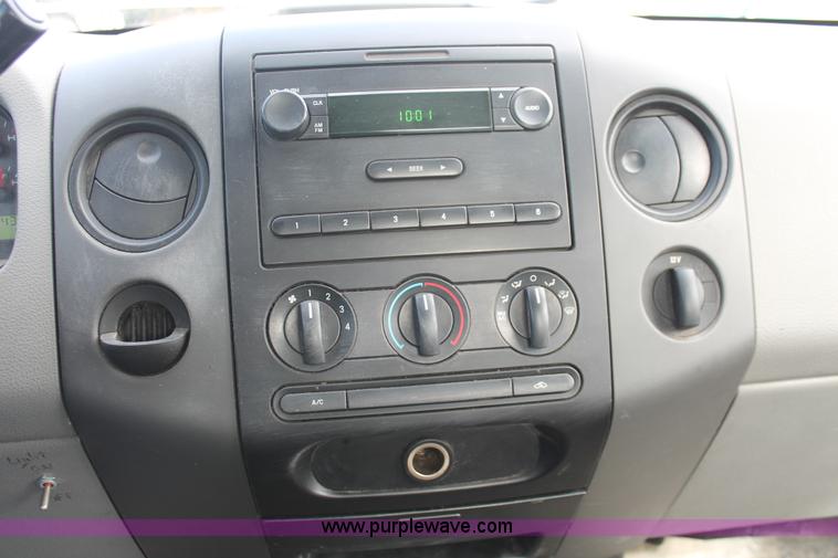 image for item E3281 2006 Ford F150 XL pickup truck