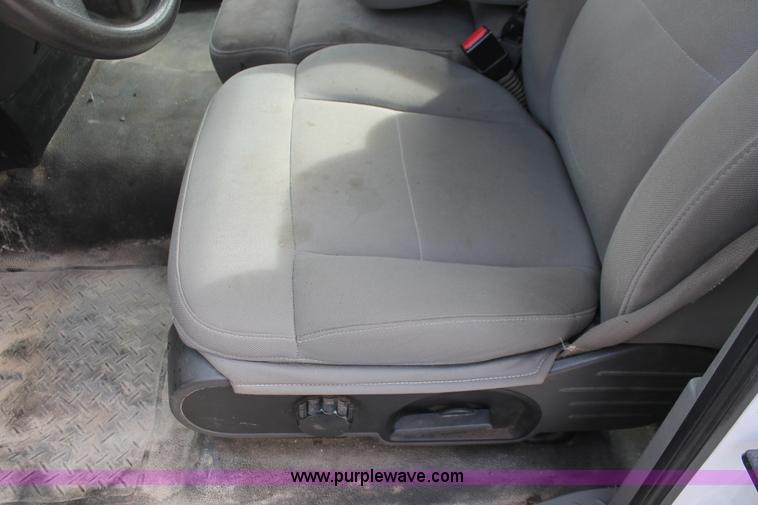 image for item E3281 2006 Ford F150 XL pickup truck