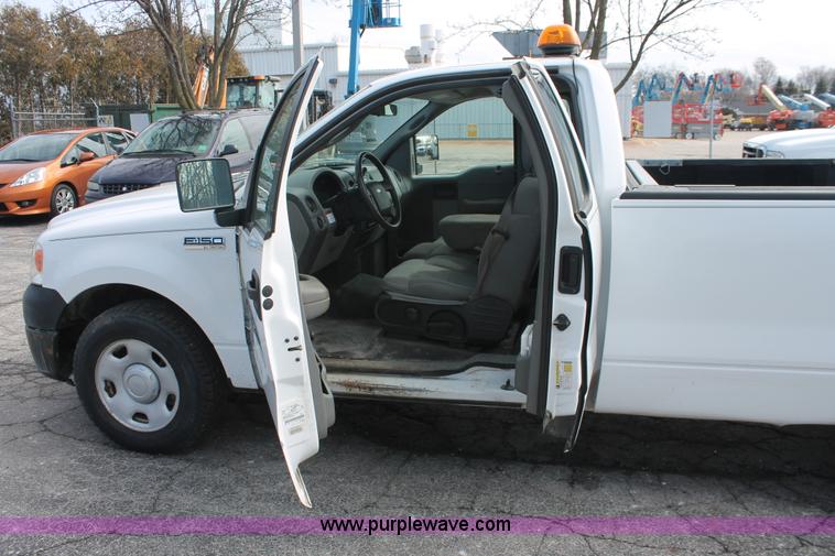 image for item E3281 2006 Ford F150 XL pickup truck