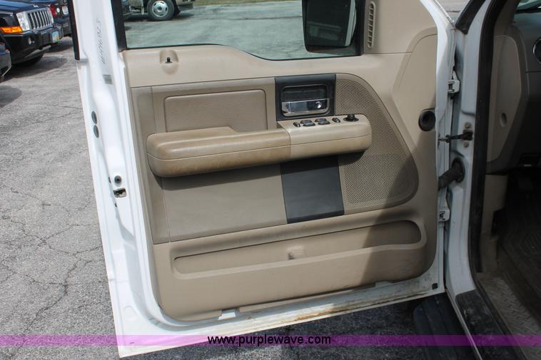 image for item E3283 2004 Ford F150 XLT SuperCrew pickup truck