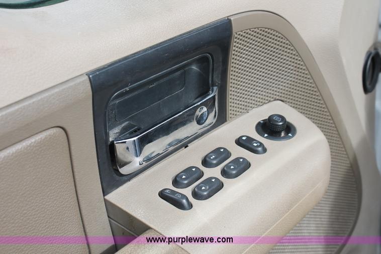 image for item E3283 2004 Ford F150 XLT SuperCrew pickup truck