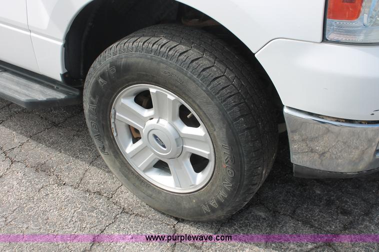 image for item E3283 2004 Ford F150 XLT SuperCrew pickup truck