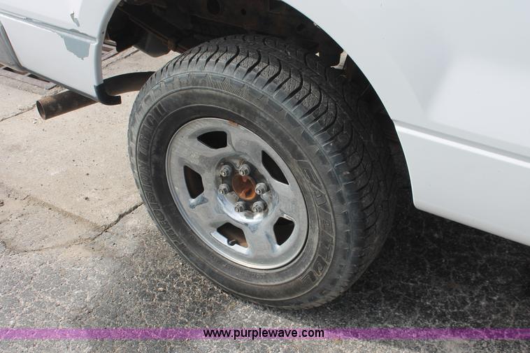 image for item E3283 2004 Ford F150 XLT SuperCrew pickup truck