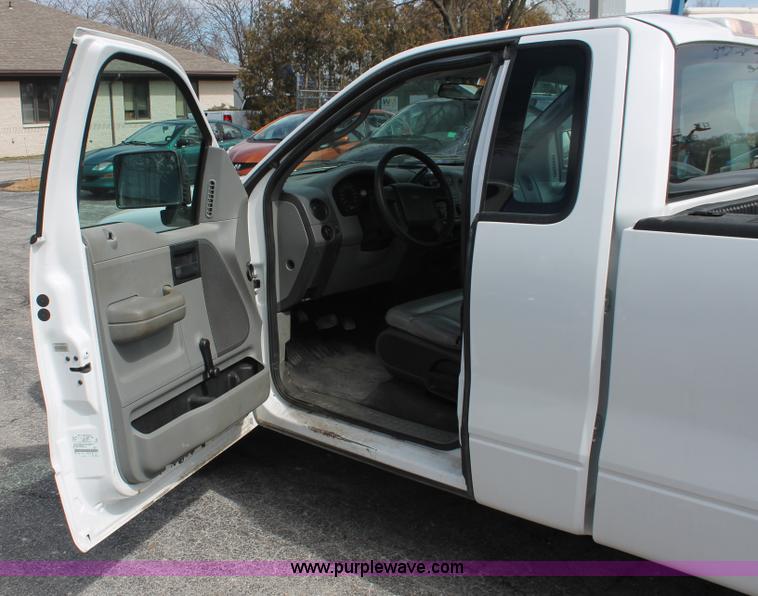 image for item E3289 2006 Ford F150 XL pickup truck
