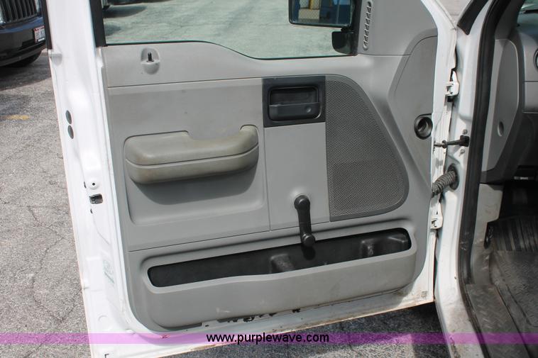 image for item E3289 2006 Ford F150 XL pickup truck