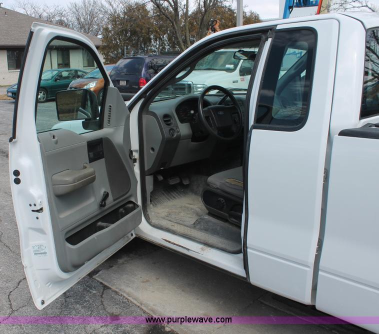 image for item E3295 2006 Ford F150 XL pickup truck