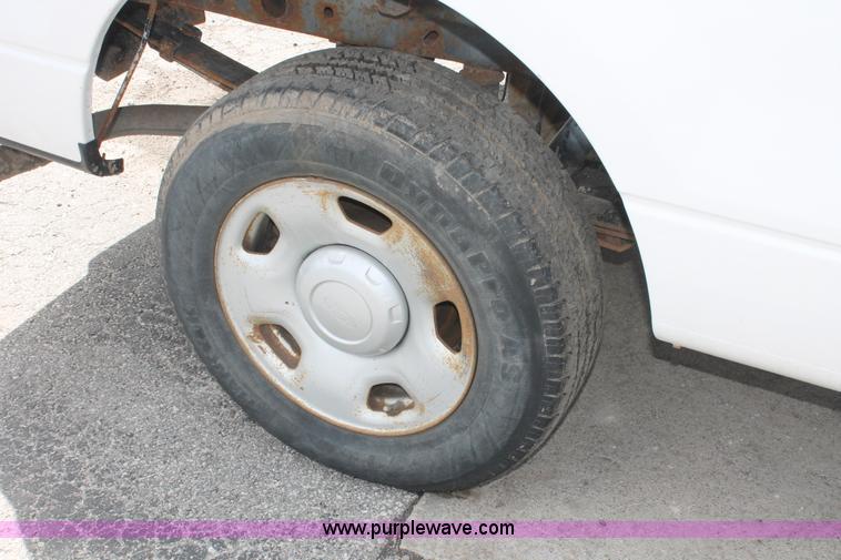 image for item E3295 2006 Ford F150 XL pickup truck