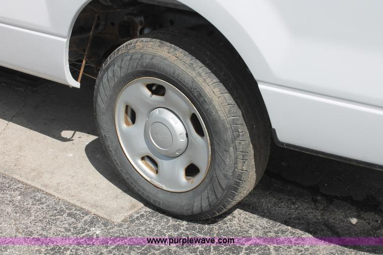 image for item E3295 2006 Ford F150 XL pickup truck