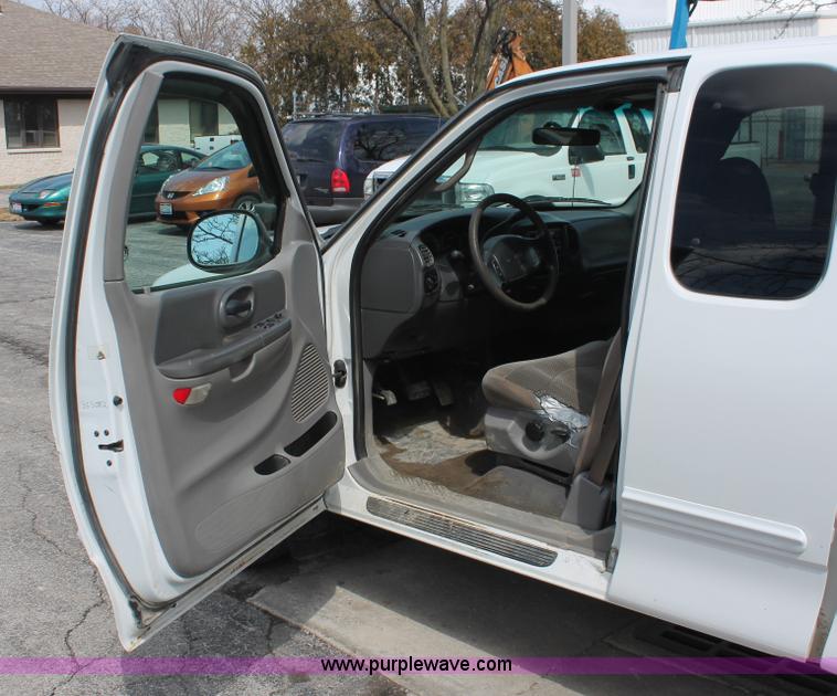 image for item E3296 2000 Ford F150 XLT SuperCab pickup truck