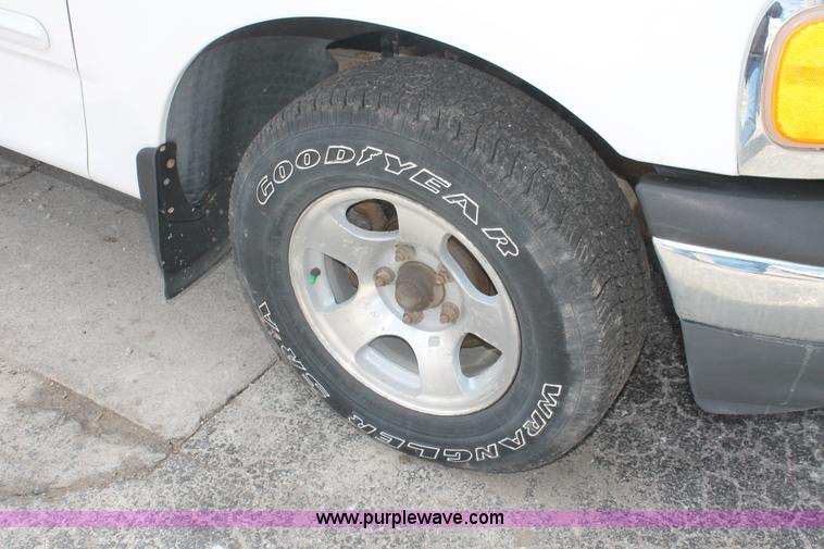 image for item E3296 2000 Ford F150 XLT SuperCab pickup truck