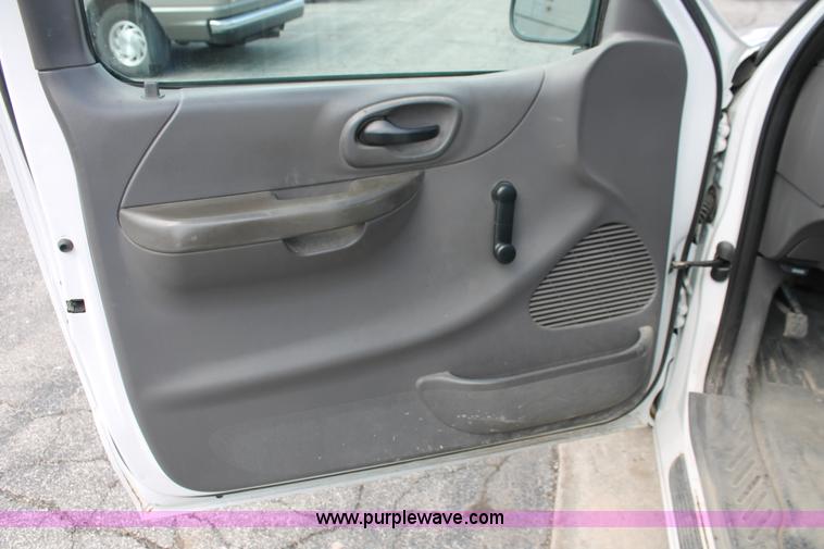 image for item E3298 2003 Ford F150 XL pickup truck