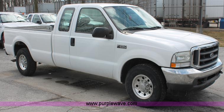 image for item E3299 2004 Ford F250 XLT SuperCab pickup truck
