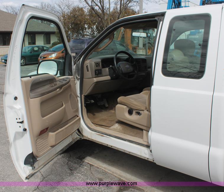 image for item E3299 2004 Ford F250 XLT SuperCab pickup truck