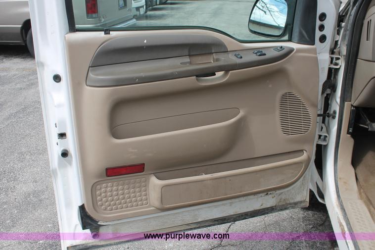 image for item E3299 2004 Ford F250 XLT SuperCab pickup truck