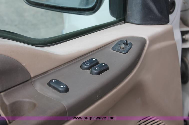 image for item E3299 2004 Ford F250 XLT SuperCab pickup truck