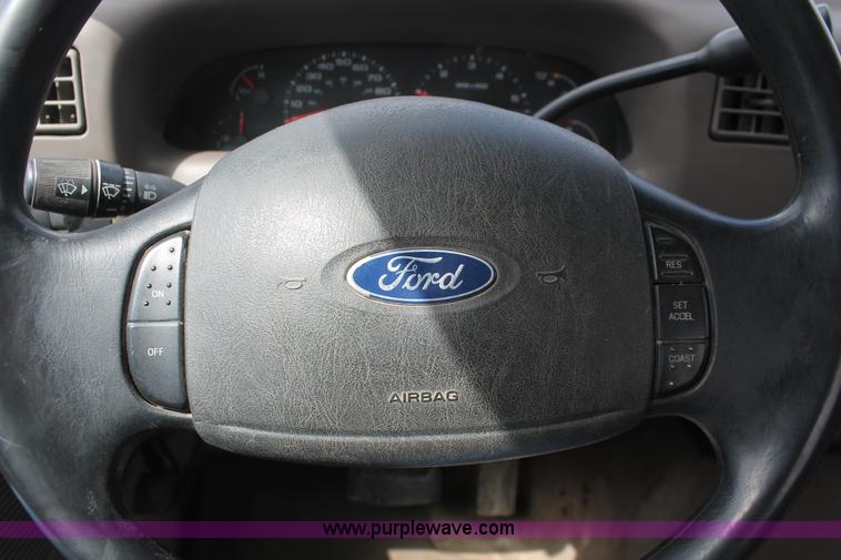 image for item E3299 2004 Ford F250 XLT SuperCab pickup truck