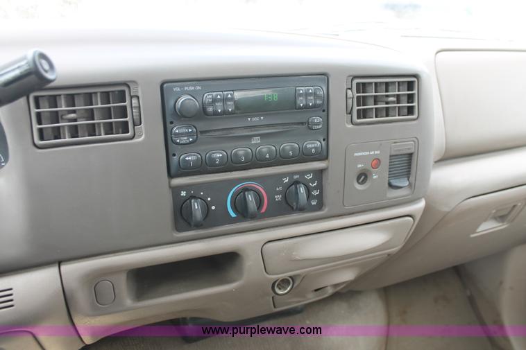 image for item E3299 2004 Ford F250 XLT SuperCab pickup truck