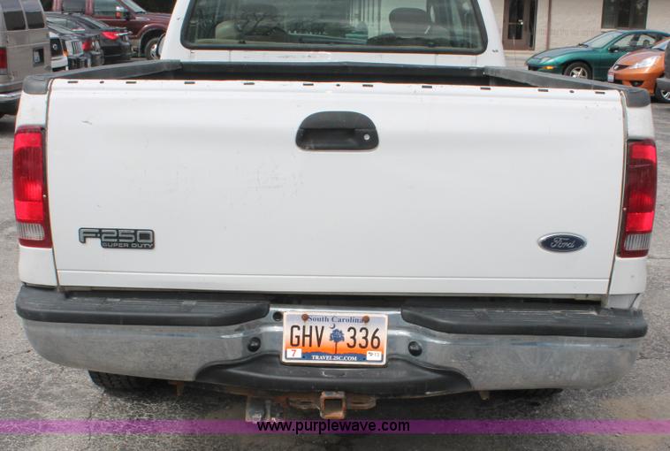 image for item E3299 2004 Ford F250 XLT SuperCab pickup truck