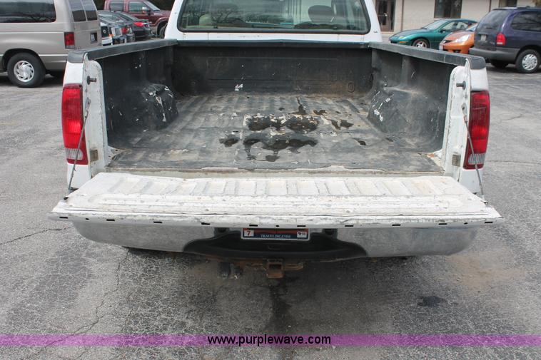 image for item E3299 2004 Ford F250 XLT SuperCab pickup truck