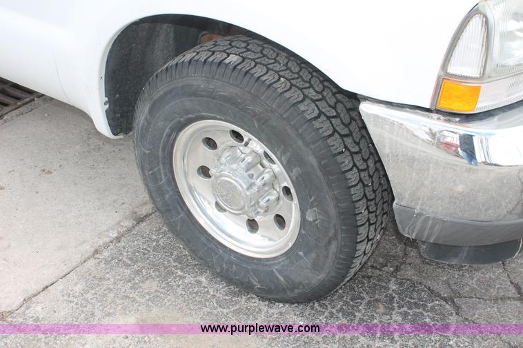 image for item E3299 2004 Ford F250 XLT SuperCab pickup truck