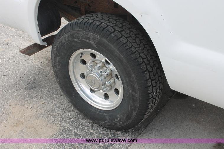 image for item E3299 2004 Ford F250 XLT SuperCab pickup truck