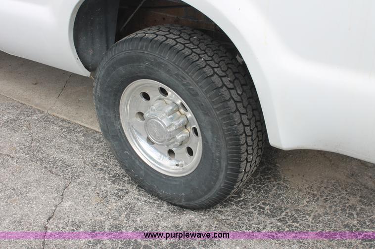 image for item E3299 2004 Ford F250 XLT SuperCab pickup truck