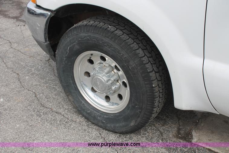 image for item E3299 2004 Ford F250 XLT SuperCab pickup truck